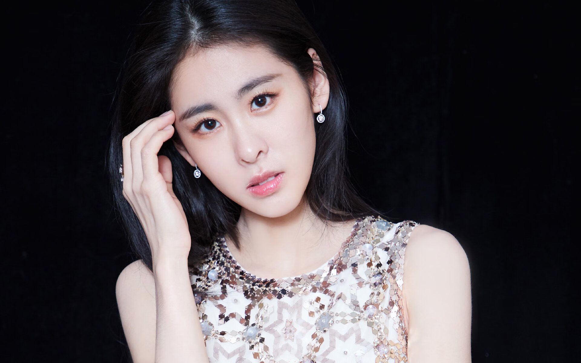 绿茵场与硬木地板的共鸣，德甲争冠焦点战与火箭压哨绝杀的体育史诗